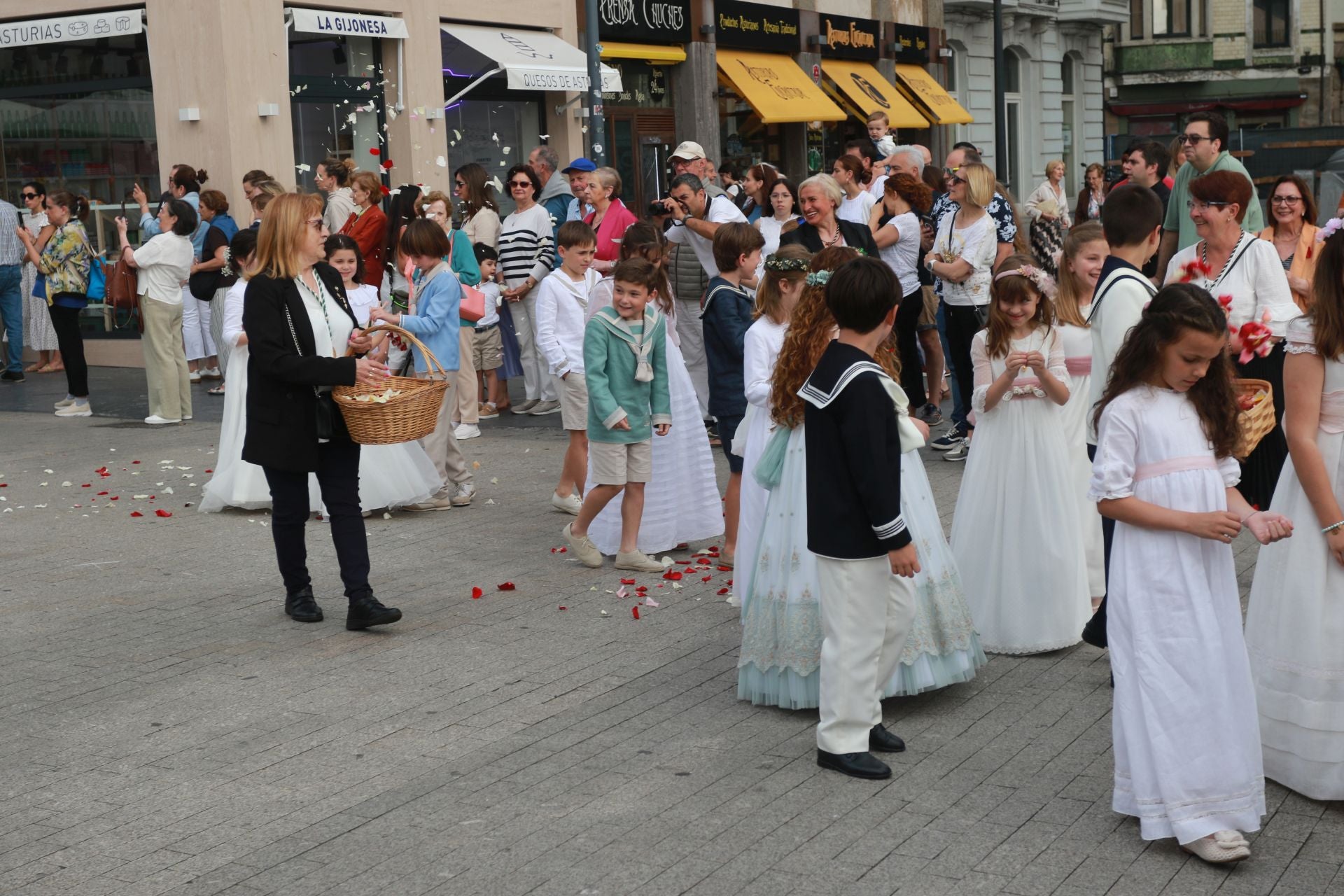 Gijón celebra la tradicional procesión del Corpus Christi