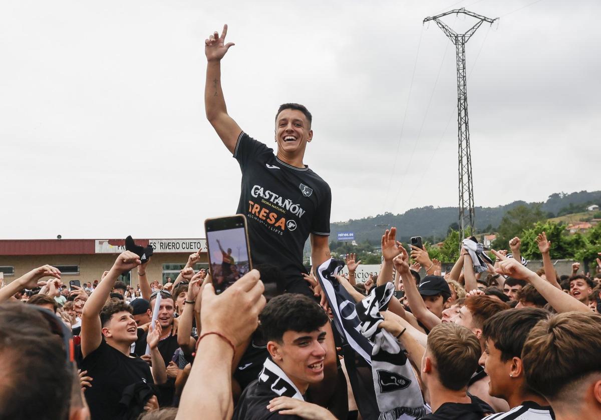 Jaime Felgueroso, héroe del ascenso, a hombros en Les Caleyes.
