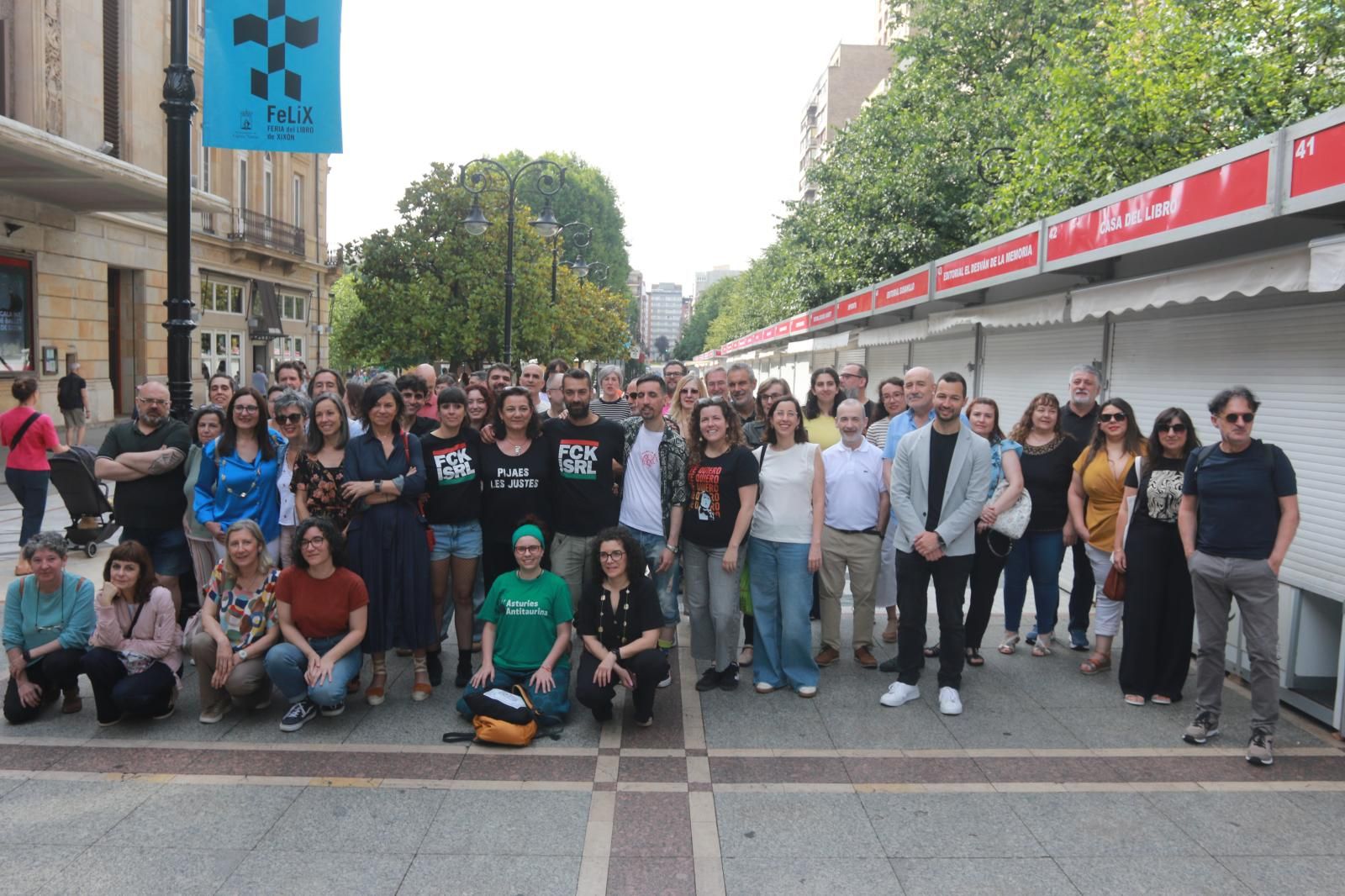 EL COMERCIO reúne a los organizadores, libreros y editorores de la Feria del Libro de Xixón (FeLiX) en el último día del evento.