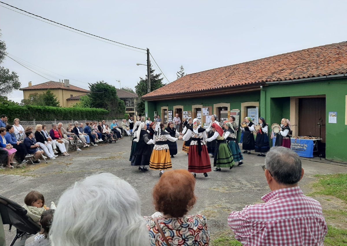 Imagen secundaria 1 - El azabache, Les Pandereteres y la cerámica fueron protagonistas en Quintueles.