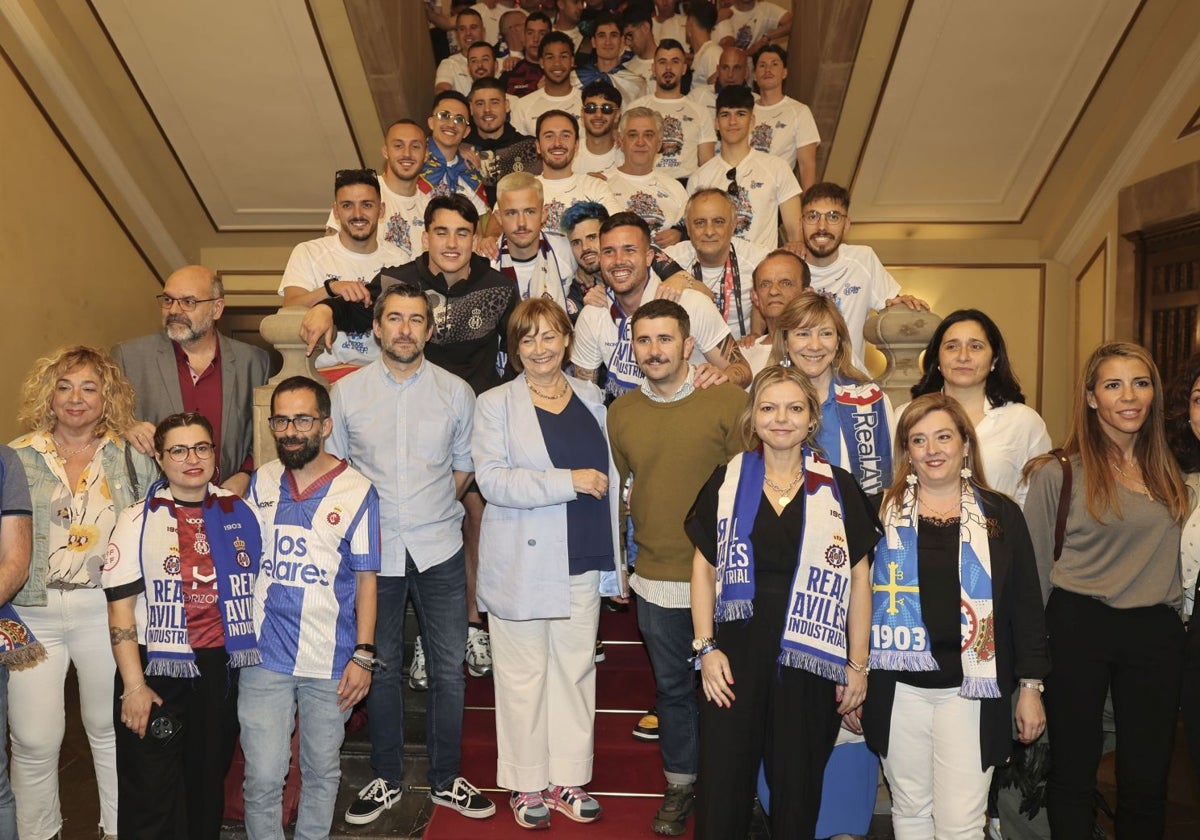 En el centro, Diego Baeza, junto a Mariví Monteserín, Manuel Campa y concejales del Ayuntamiento de Avilés, en la recepción por el ascenso.