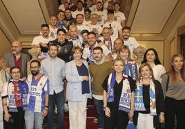 En el centro, Diego Baeza, junto a Mariví Monteserín, Manuel Campa y concejales del Ayuntamiento de Avilés, en la recepción por el ascenso.
