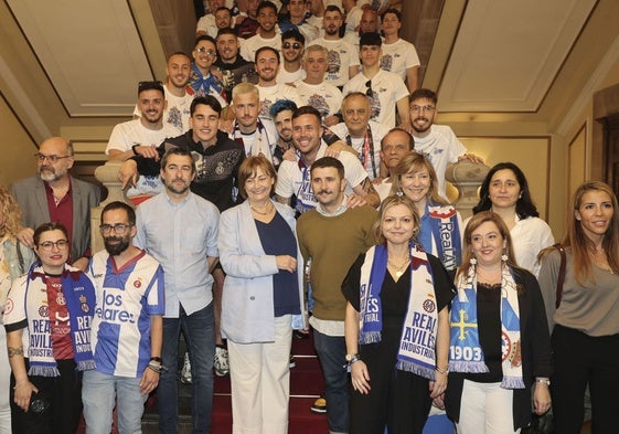 En el centro, Diego Baeza, junto a Mariví Monteserín, Manuel Campa y concejales del Ayuntamiento de Avilés, en la recepción por el ascenso.