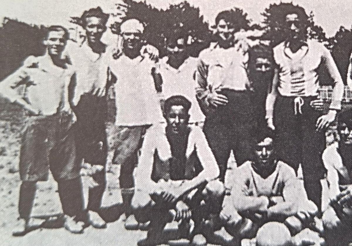 Equipo del Fomento de Salinas de 1926. Arriba: Alfredo, Pepe Longo, Fran, Benigno, David, Millán, Bausili y Lugones. Abajo: Floro, Platko y Cachero.