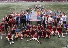 Directivos, jugadores y empleados del Gijón Industrial dando su apoyo al Lealtad de Villaviciosa.