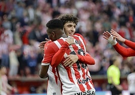 Gelabert, celebrando un gol con Juan Otero.