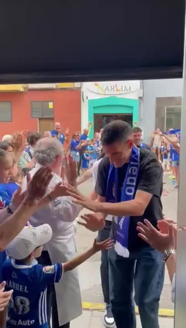 Los jugadores del Real Oviedo celebran el ascenso en El Corral del Indianu