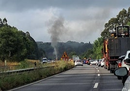 Decenas de vehículos retenidos en la autovía Minera por un coche ardiendo.