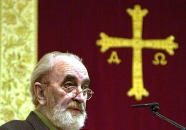 El poeta Angel González, en una imagen de archivo.