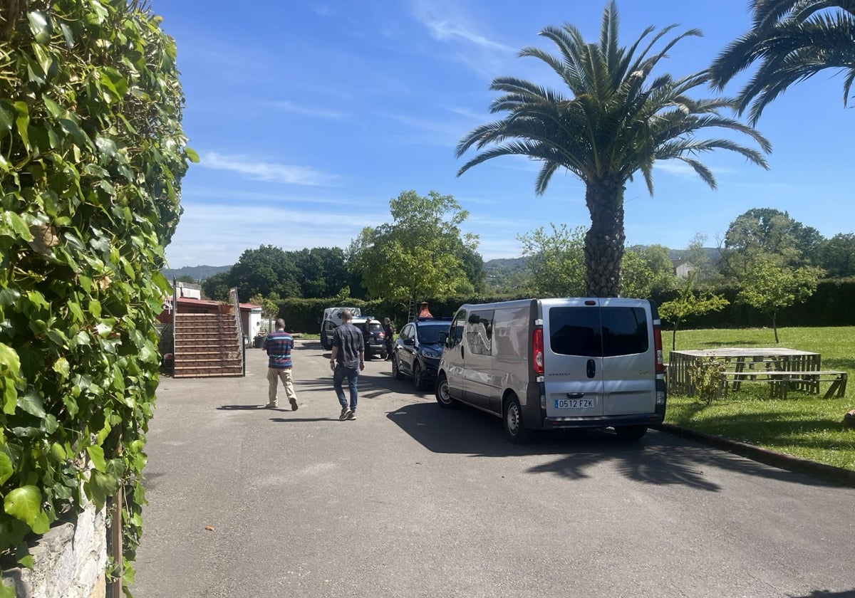 La Policía, investigando en el jardín donde se produjo el crimen.