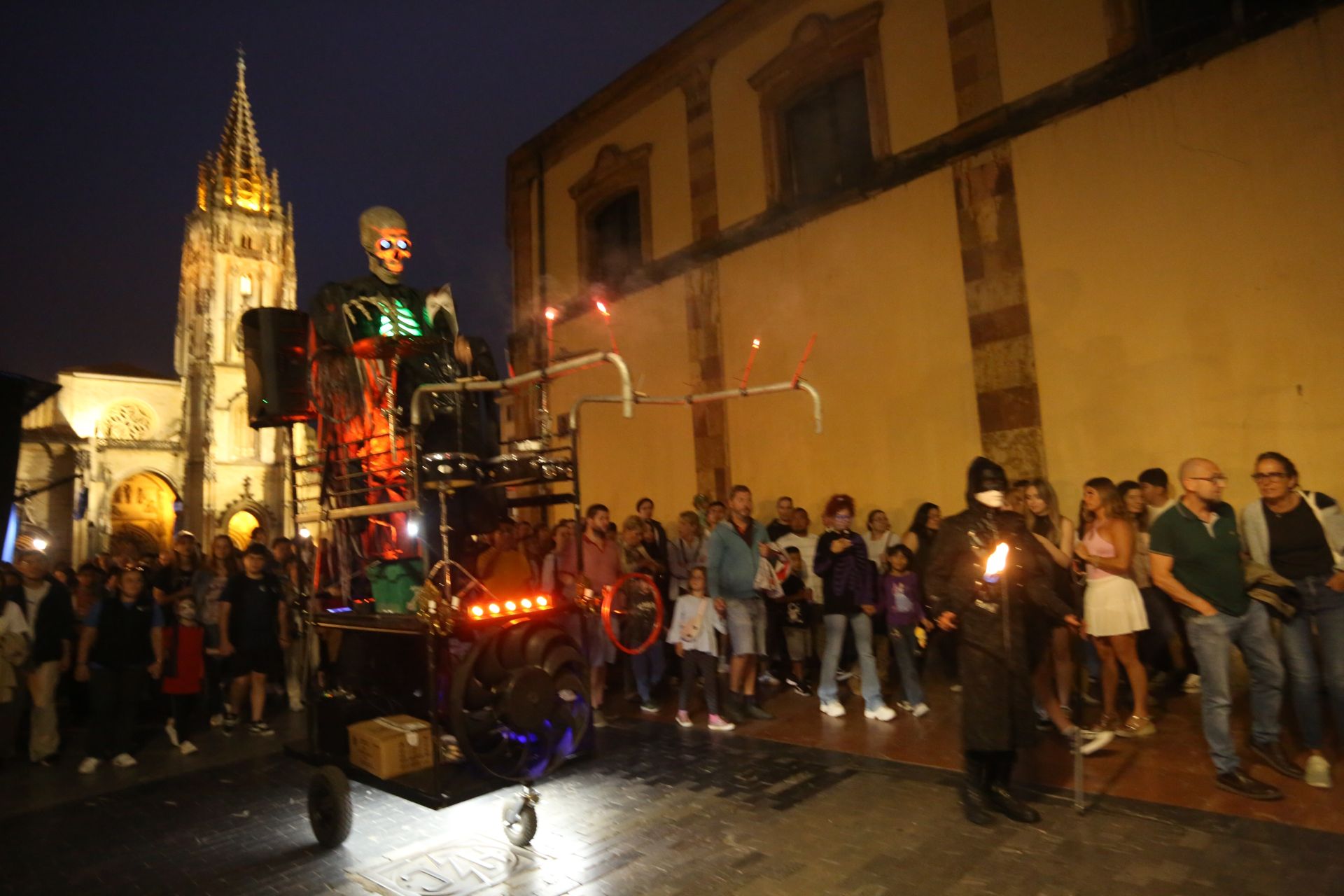 Las hogueras de San Juan iluminan la noche por toda Asturias