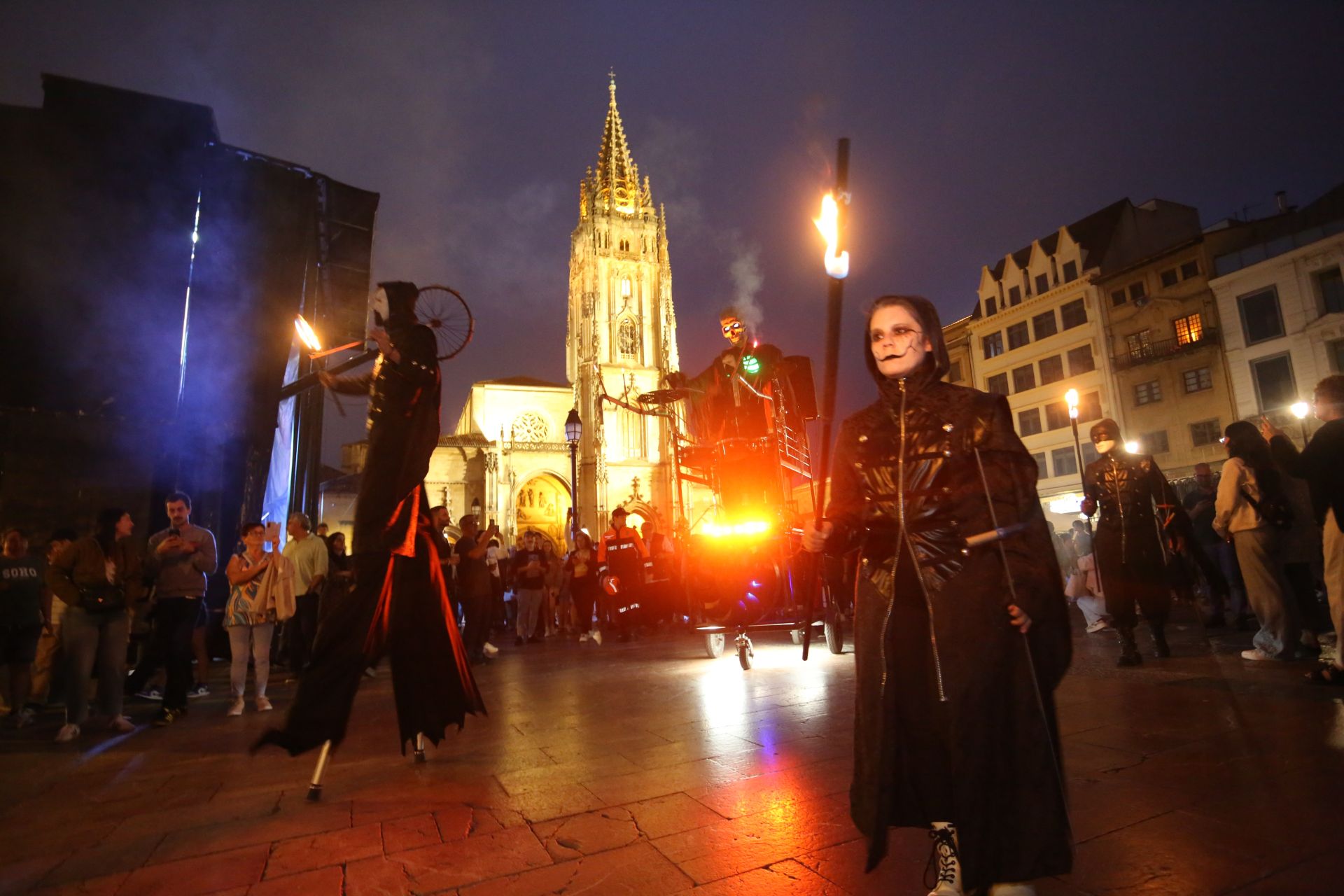 Las hogueras de San Juan iluminan la noche por toda Asturias