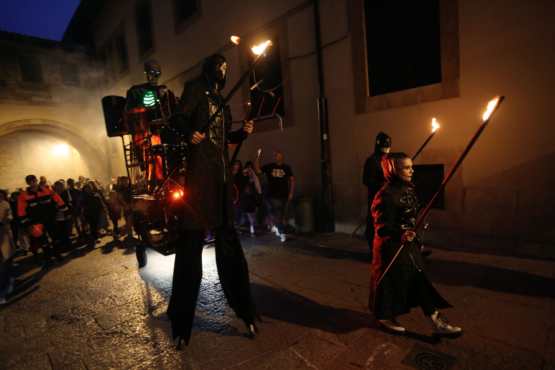 Las hogueras de San Juan iluminan la noche por toda Asturias