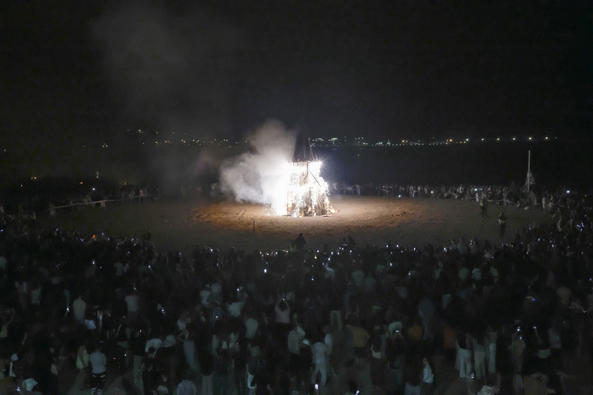 El fuego purifica Gijón en la noche de San Juan