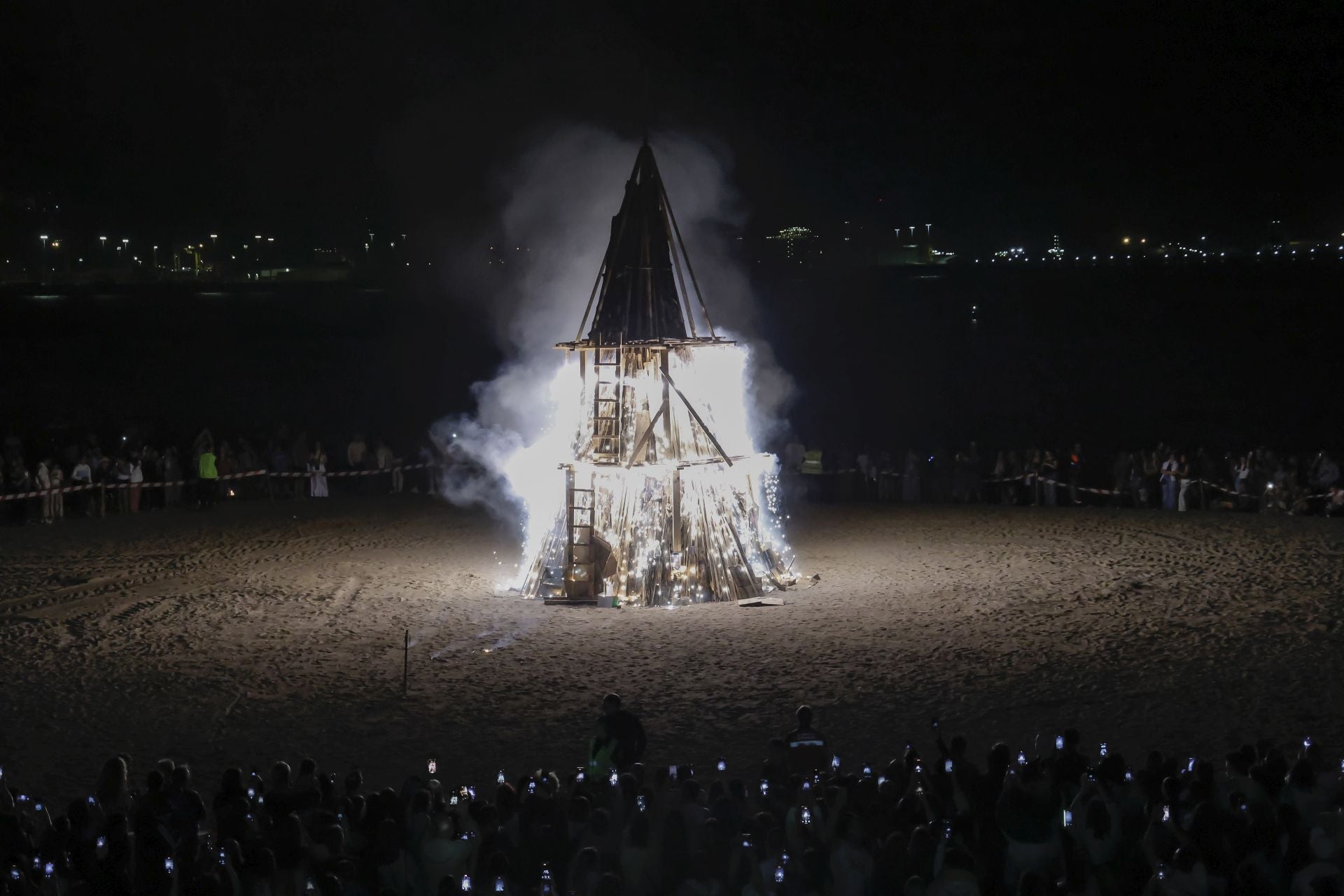 El fuego purifica Gijón en la noche de San Juan