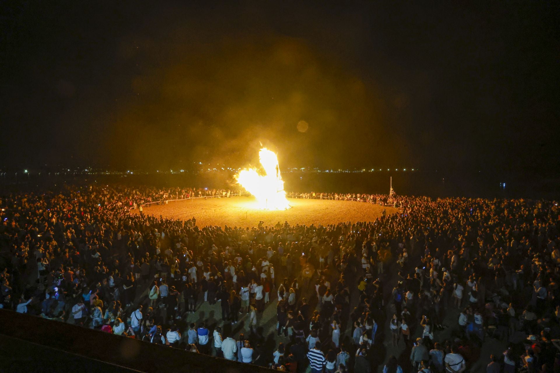 El fuego purifica Gijón en la noche de San Juan
