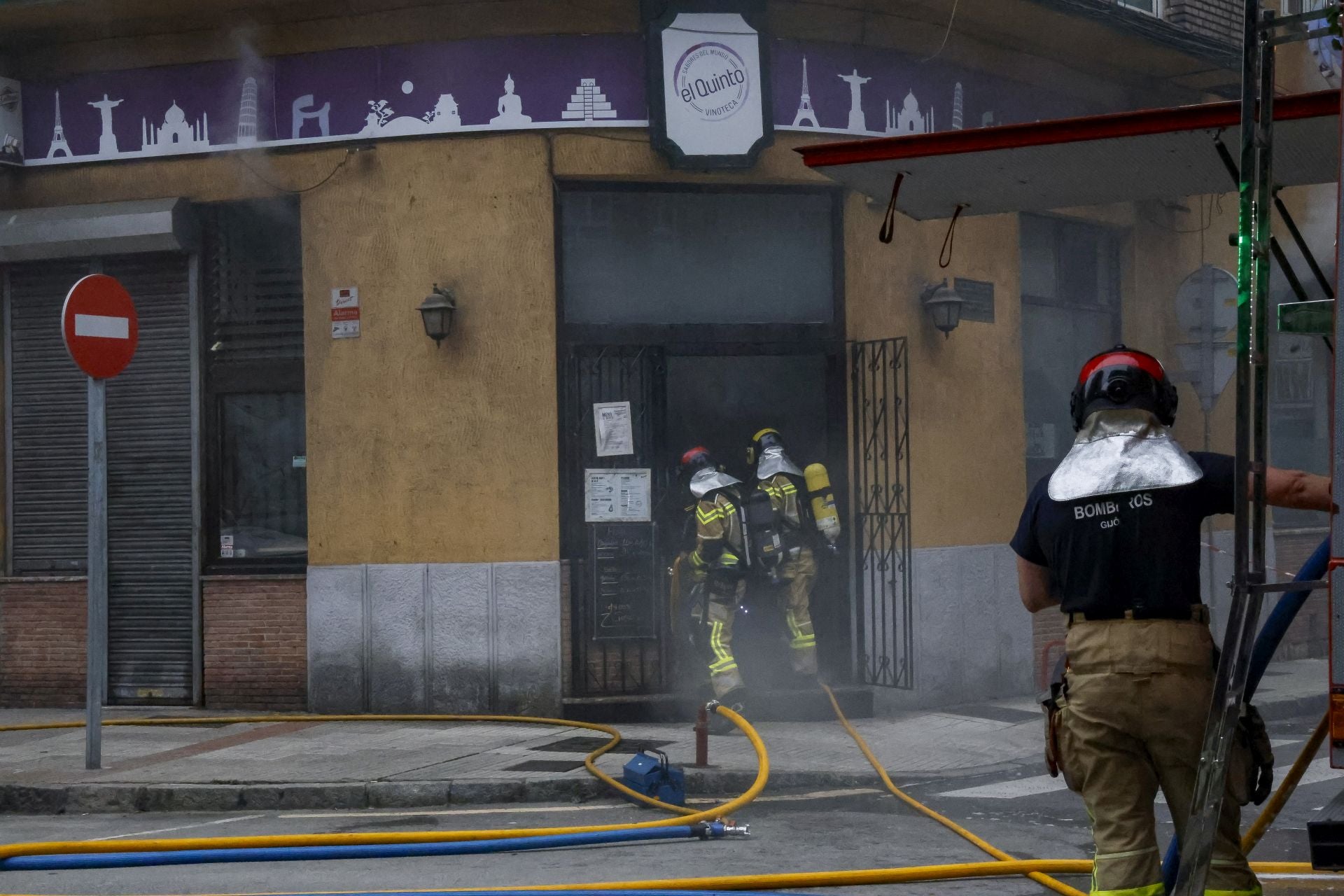 Se reactiva el incendio del restaurante-vinatería El Quinto de Gijón