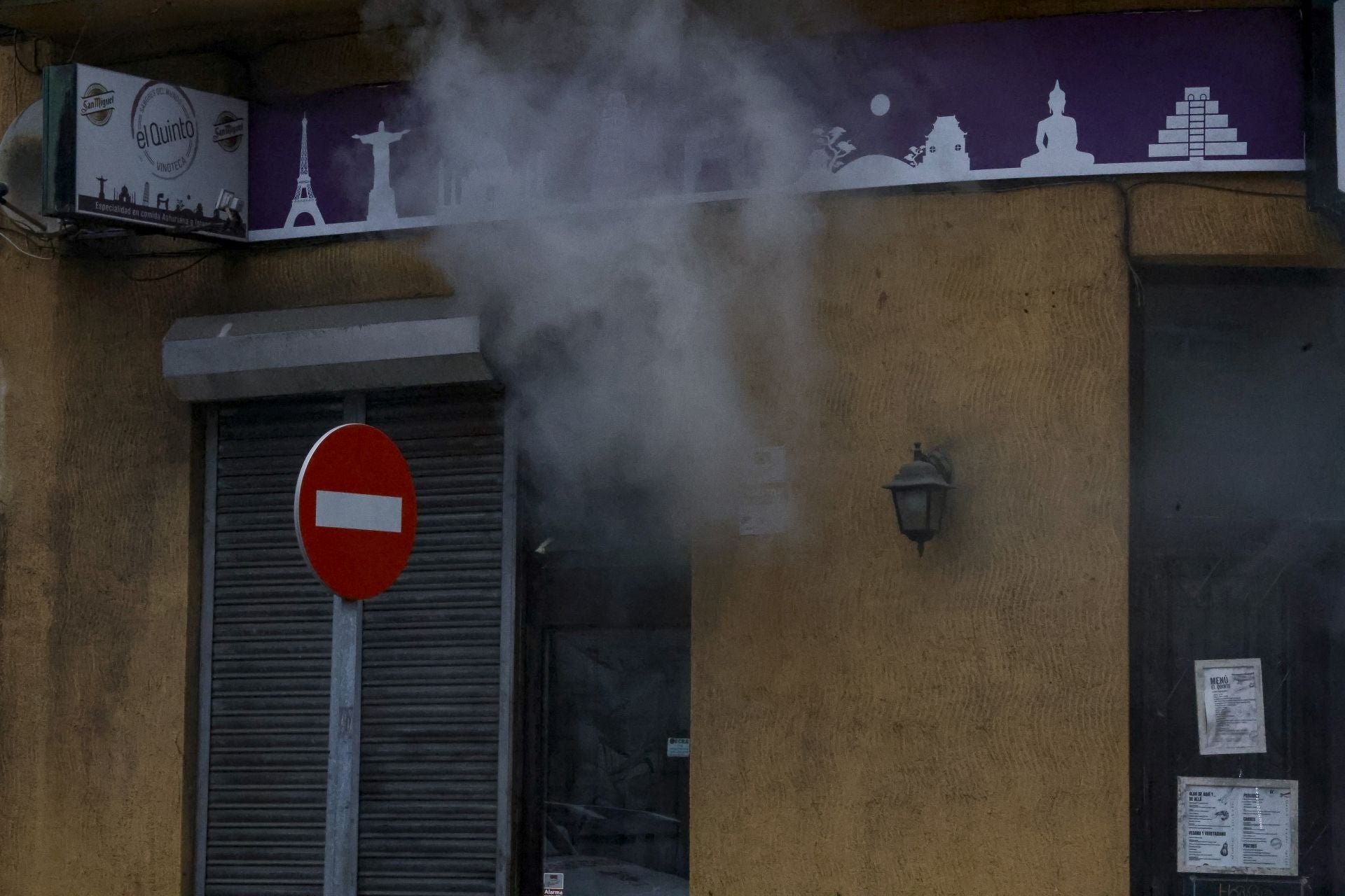 Se reactiva el incendio del restaurante-vinatería El Quinto de Gijón
