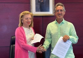 La alcaldesa de Noreña, Amparo Antuña, y el presidente del PP local, Ascanio González, sellan su acuerdo sobre los presupuestos.
