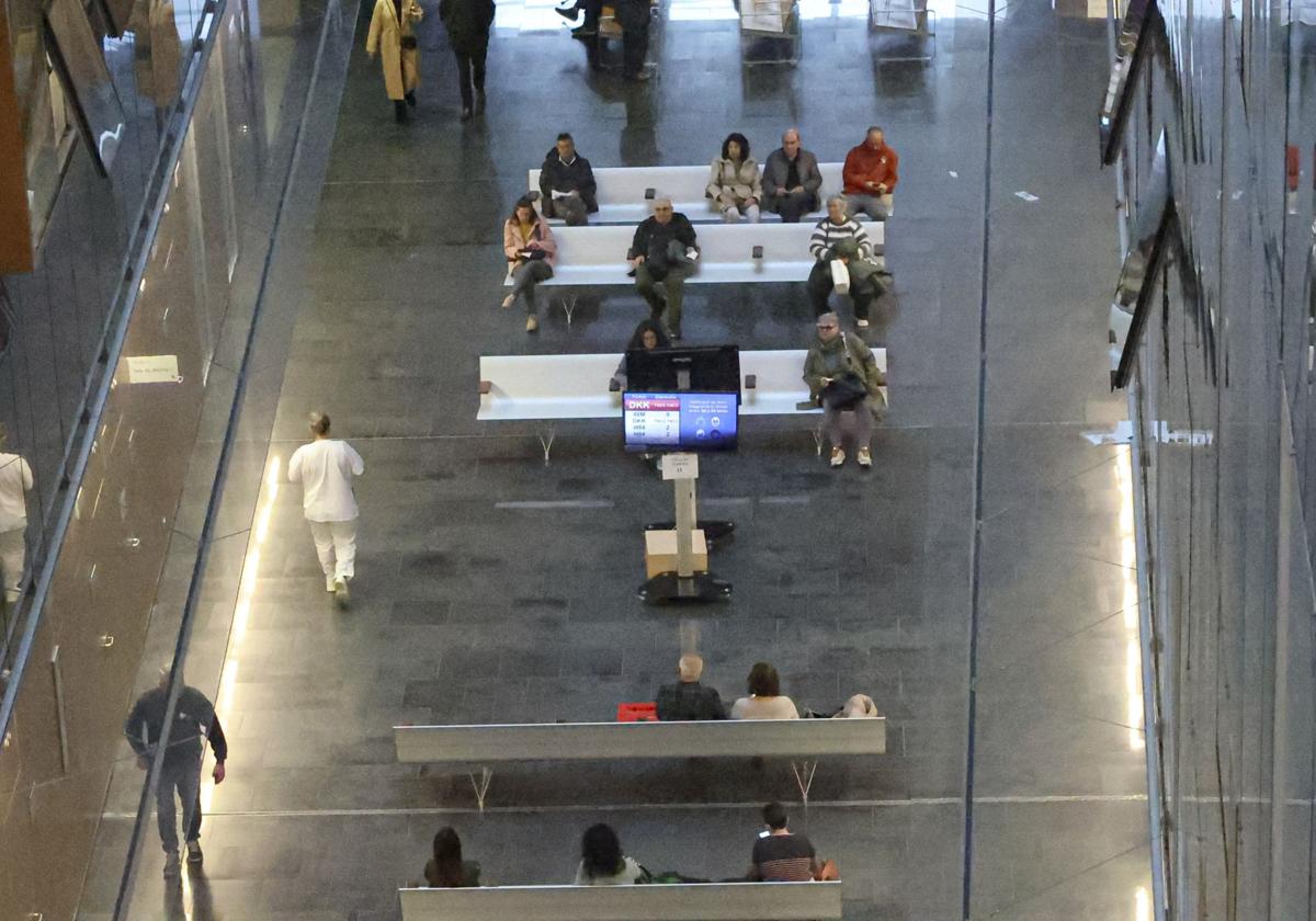 Pacientes y compañantes en una sala de espera del HUCA, uno de los tres hospitales universitarios de referencia de Asturias.