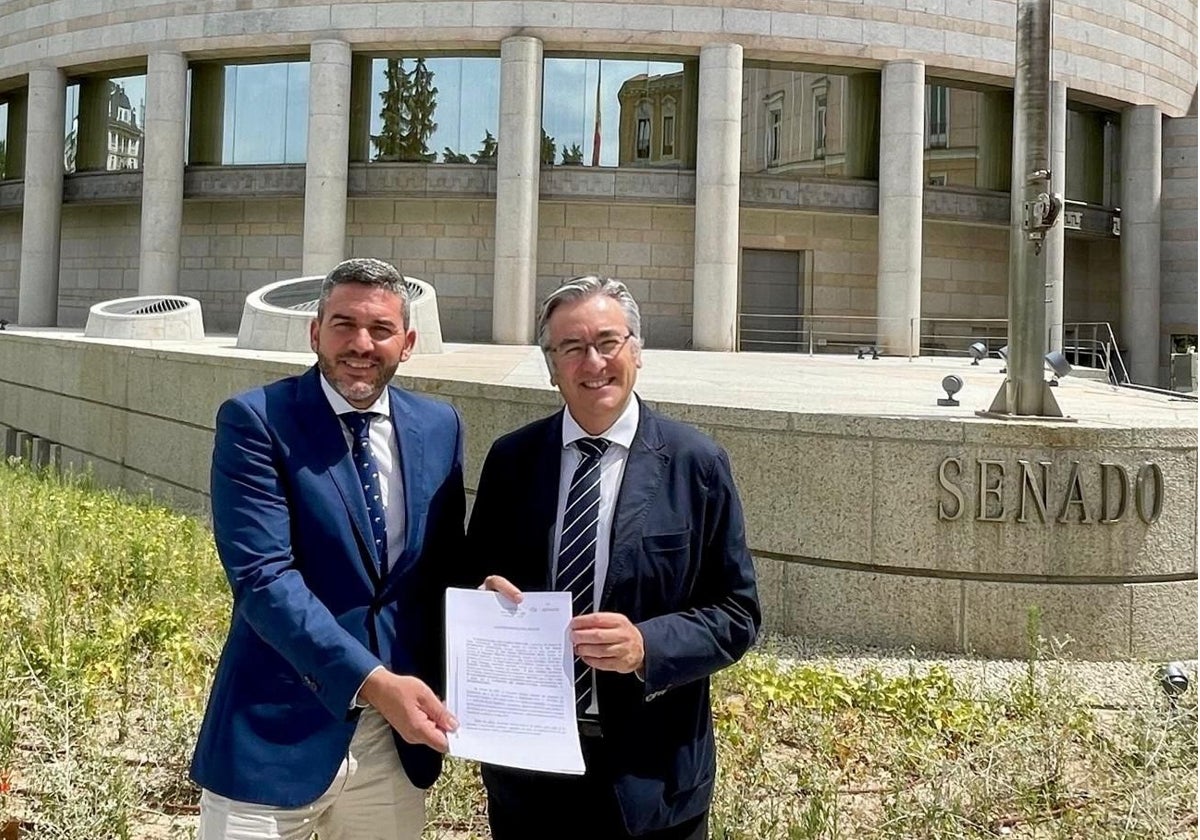 Antonio Luengo, portavoz del PP en la Comisión de Agricultura, y el senador gijonés Pablo González, con el texto de la moción, ante la sede del Senado.