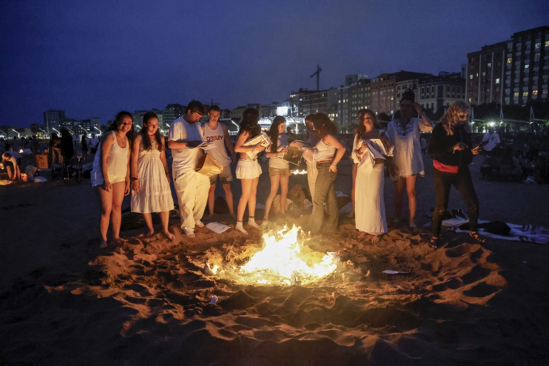 El fuego purifica Gijón en la noche de San Juan