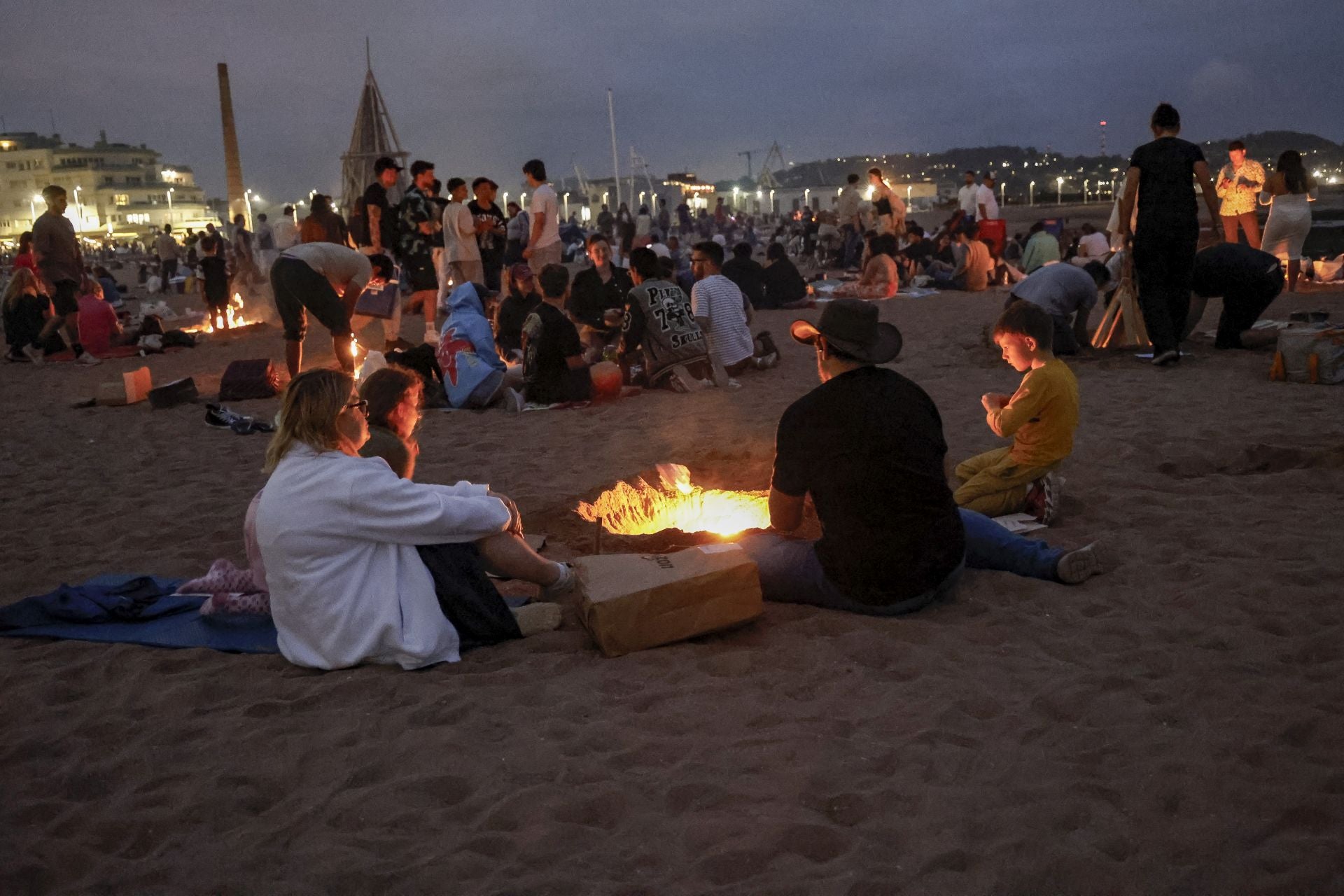 El fuego purifica Gijón en la noche de San Juan