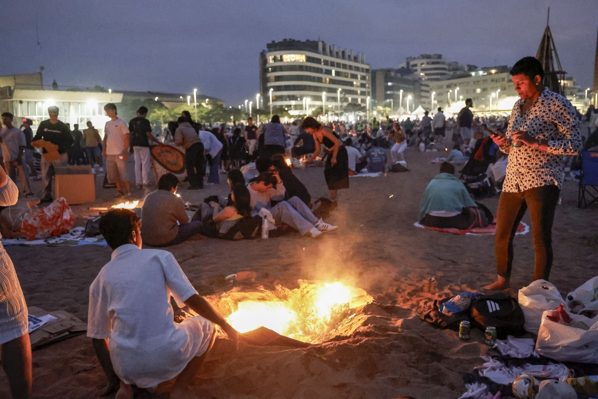 El fuego purifica Gijón en la noche de San Juan
