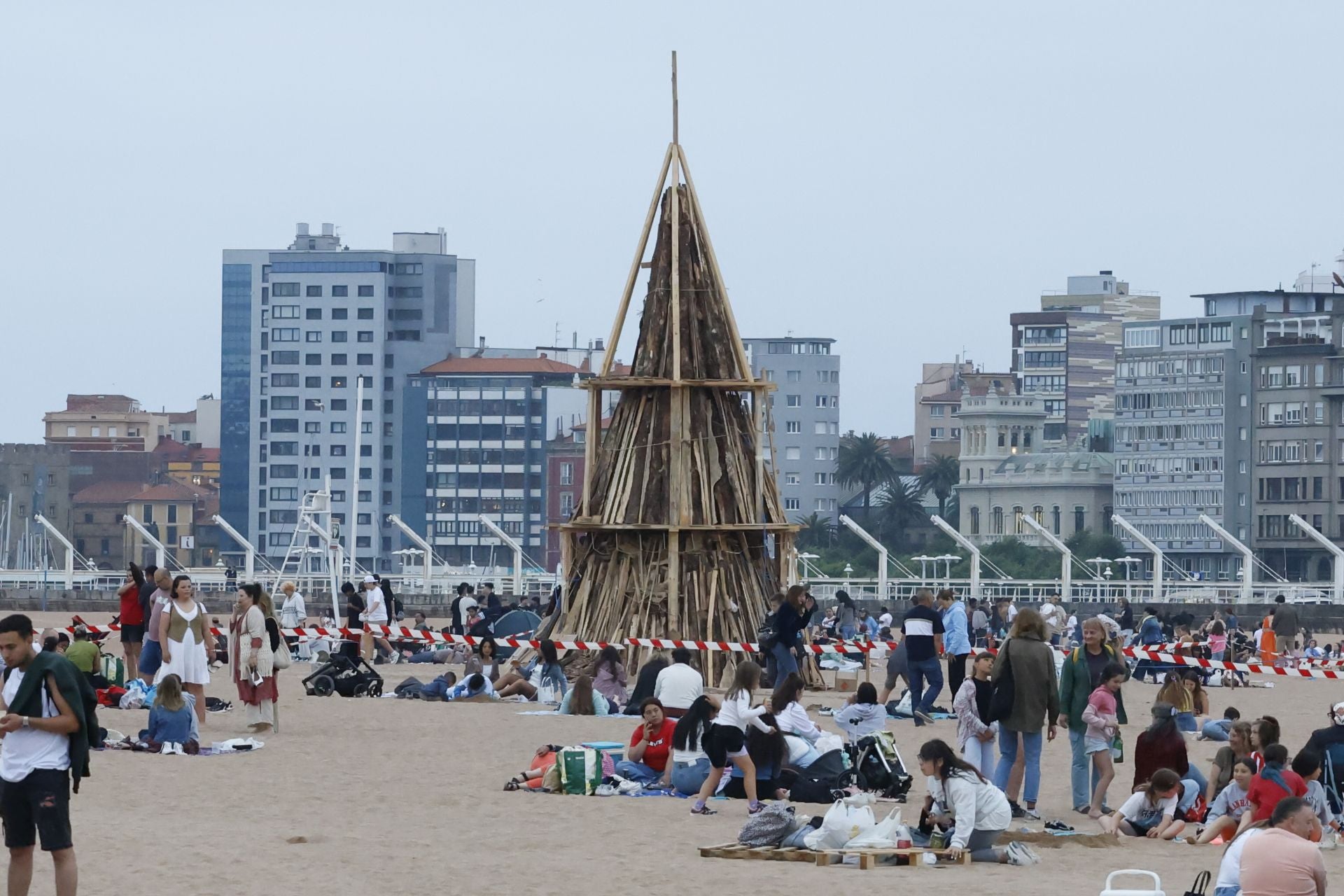 El fuego purifica Gijón en la noche de San Juan