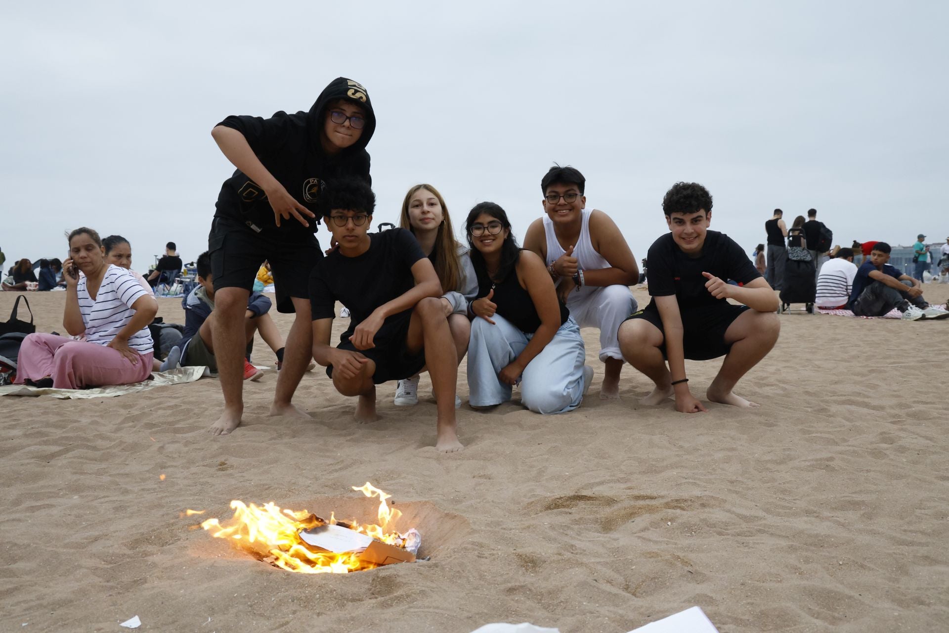 El fuego purifica Gijón en la noche de San Juan