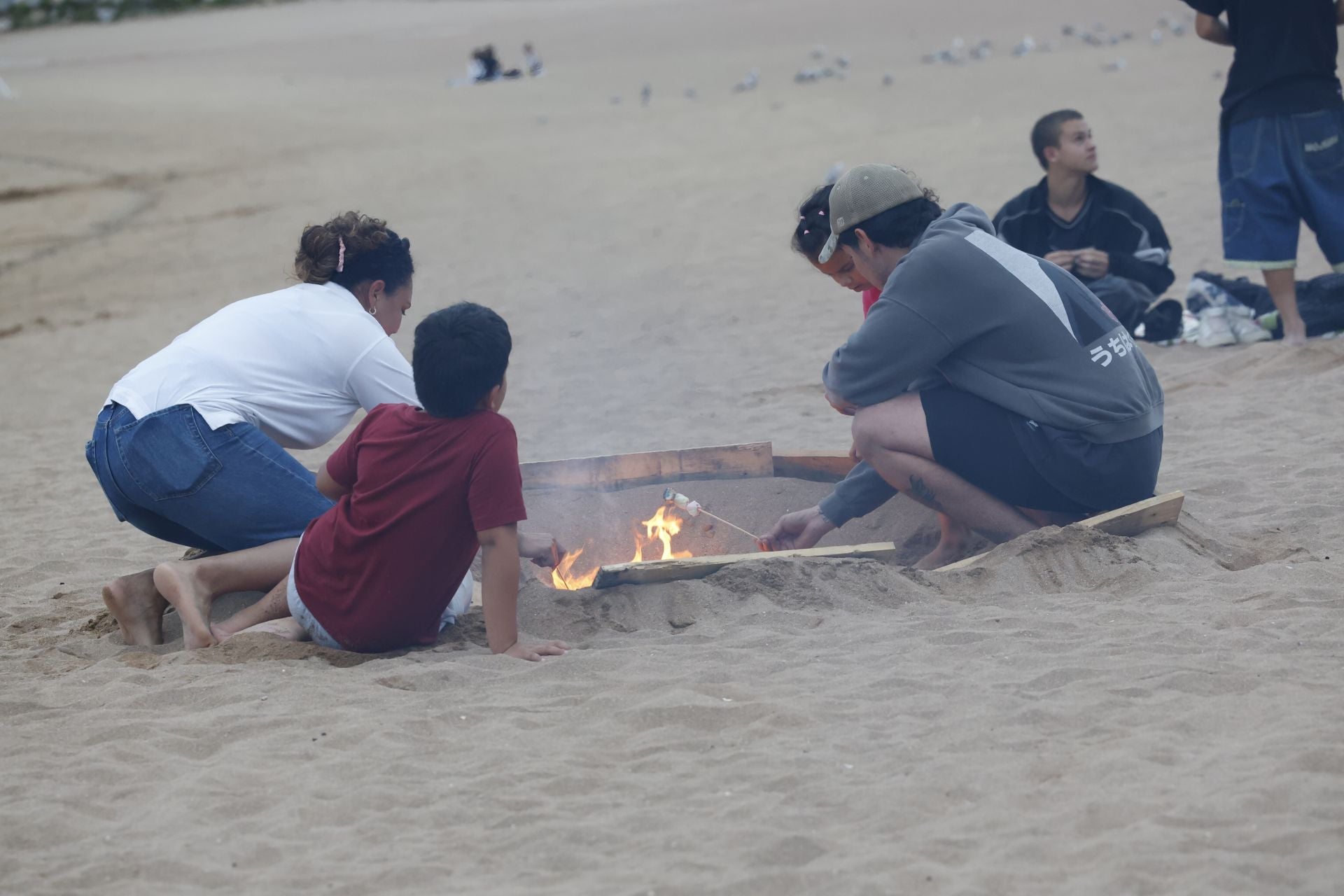 El fuego purifica Gijón en la noche de San Juan