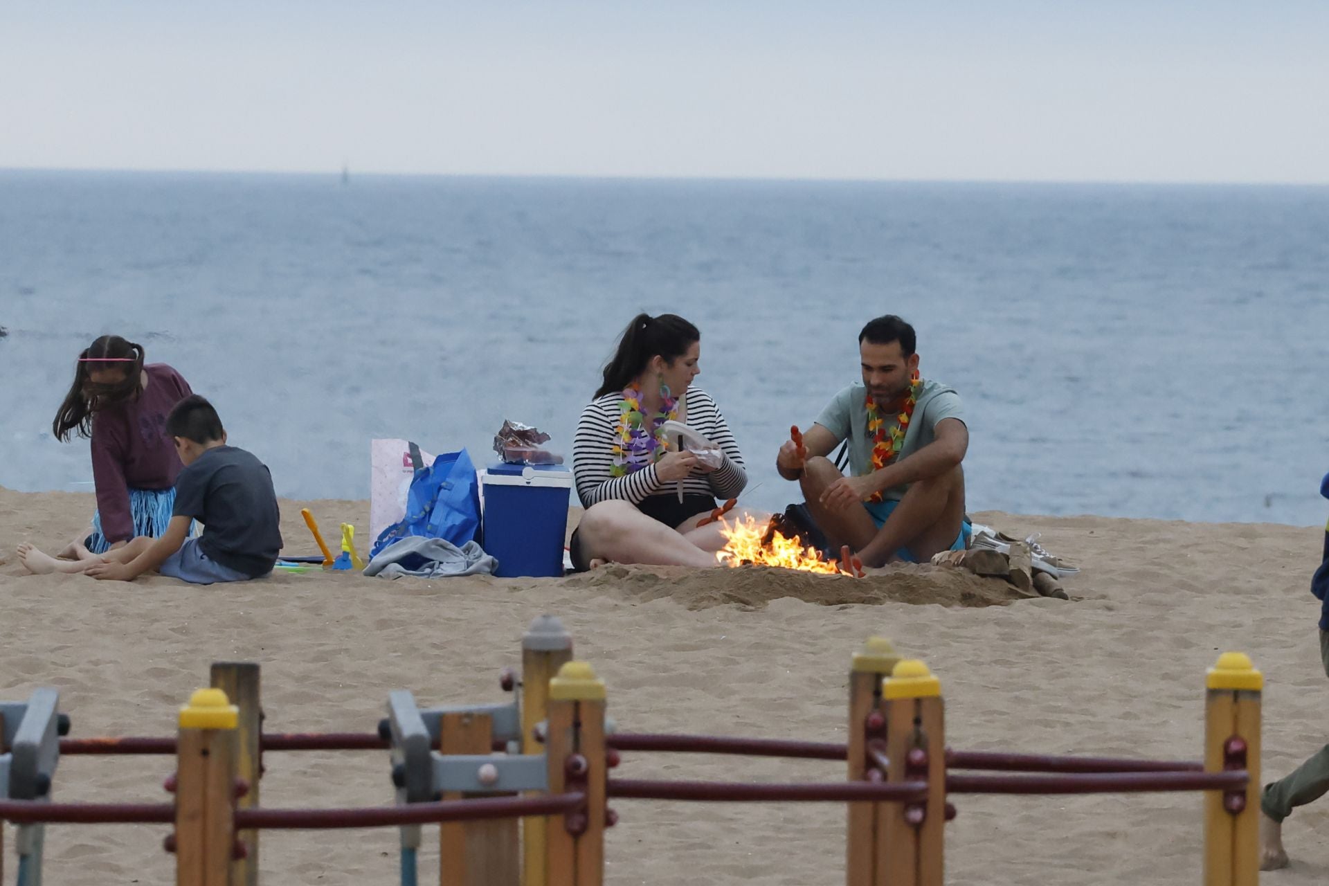 El fuego purifica Gijón en la noche de San Juan