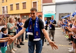 Los jugadores fueron recibidos por un paseíllo de aficionados a su llegada al restaurante.