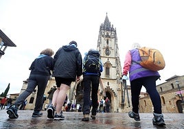 Un grupo de peregrinos, a su salida de la Catedral de Oviedo, para dar comienzo al Camino de Santiago. ÁLEX PIÑA