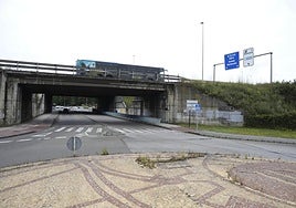 Acceso a Llaranes desde la avenida de Gijón.