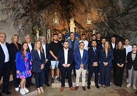 La expedición del Real Oviedo posa a al pie de la imagen de la Virgen de Covadonga tras realizar la ofrenda floral para agradecer la buena temporada del equipo que culminó en ascenso.