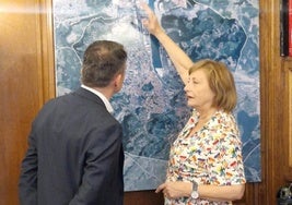 El viceconsejero Juan Carlos Campo con la alcaldesa de Avilés.