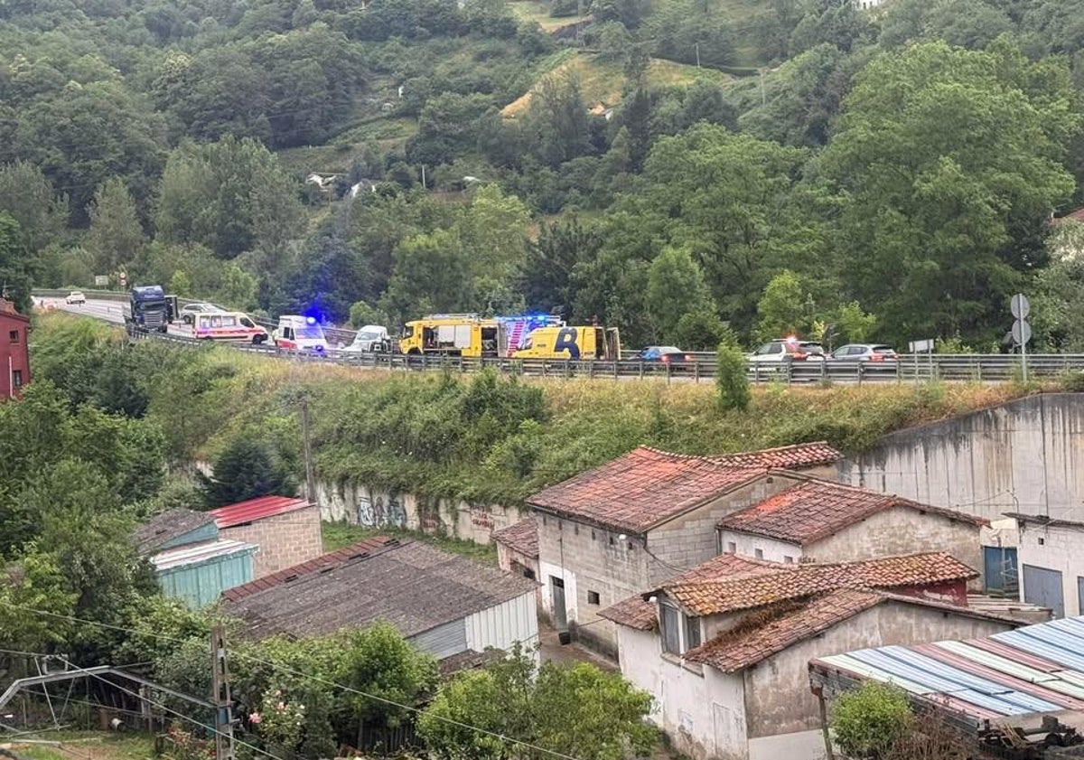 Imagen principal - Dos heridos graves en un accidente en el corredor del Nalón, en Blimea