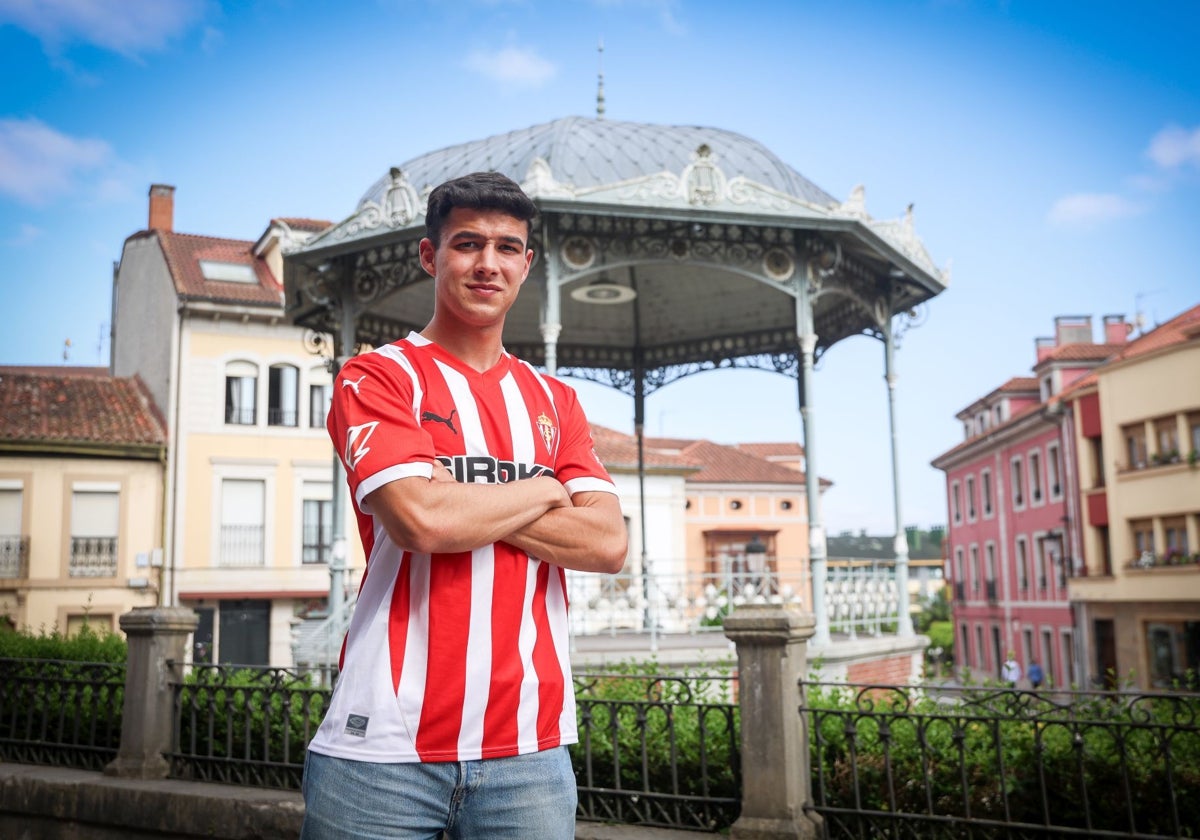 Nacho Martín, con la camiseta del Sporting, en Noreña, tras firmar el acuerdo.