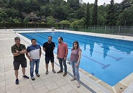 El alcalde (segundo por la derecha) de Piloña, Iván Allende, en la piscina, durante el acto de apertura.