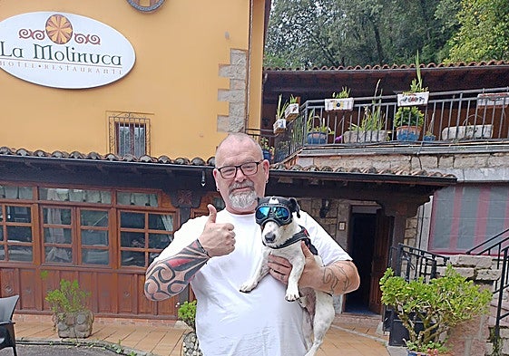 Fernando Fernández regenta un hotel en Peñamellera Alta, 'La Molinuca'.