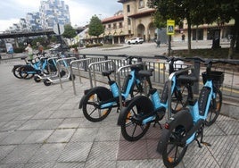 Las nuevas bicicletas eléctricas de Oviedo, en sus aparcabicis frente a la Estación del Norte.