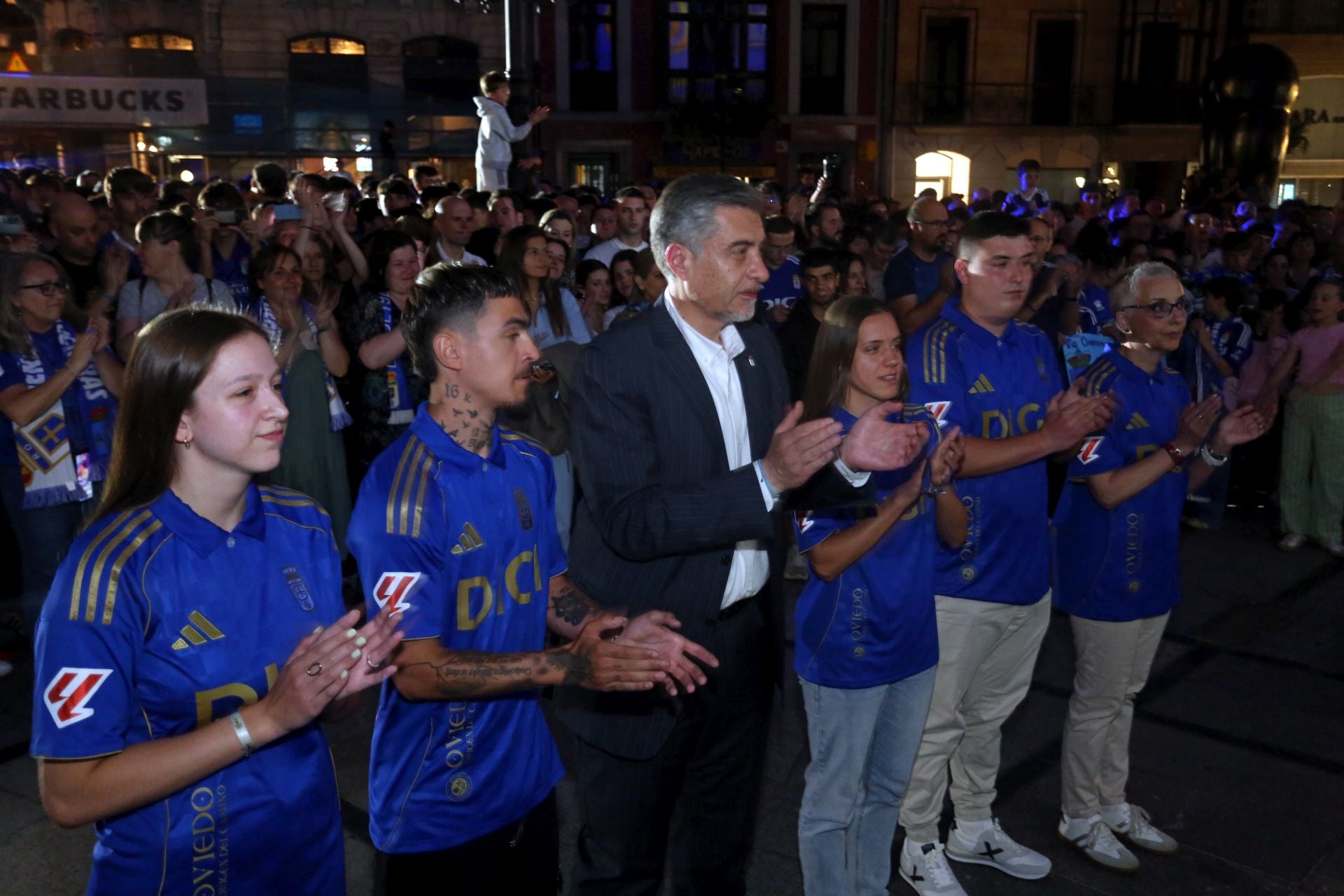 Las imágenes de la presentación de la nueva camiseta del Real Oviedo
