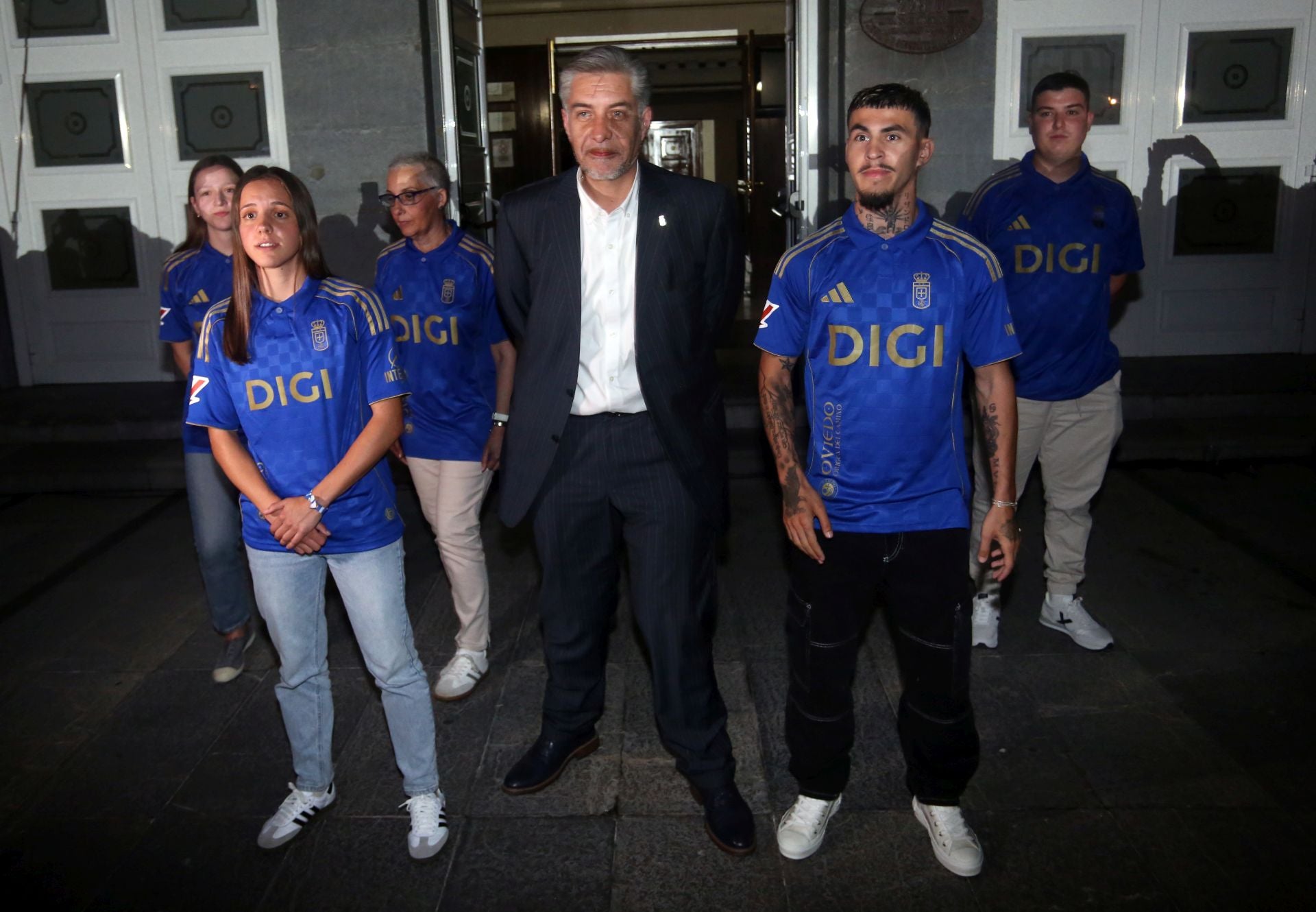 Las imágenes de la presentación de la nueva camiseta del Real Oviedo