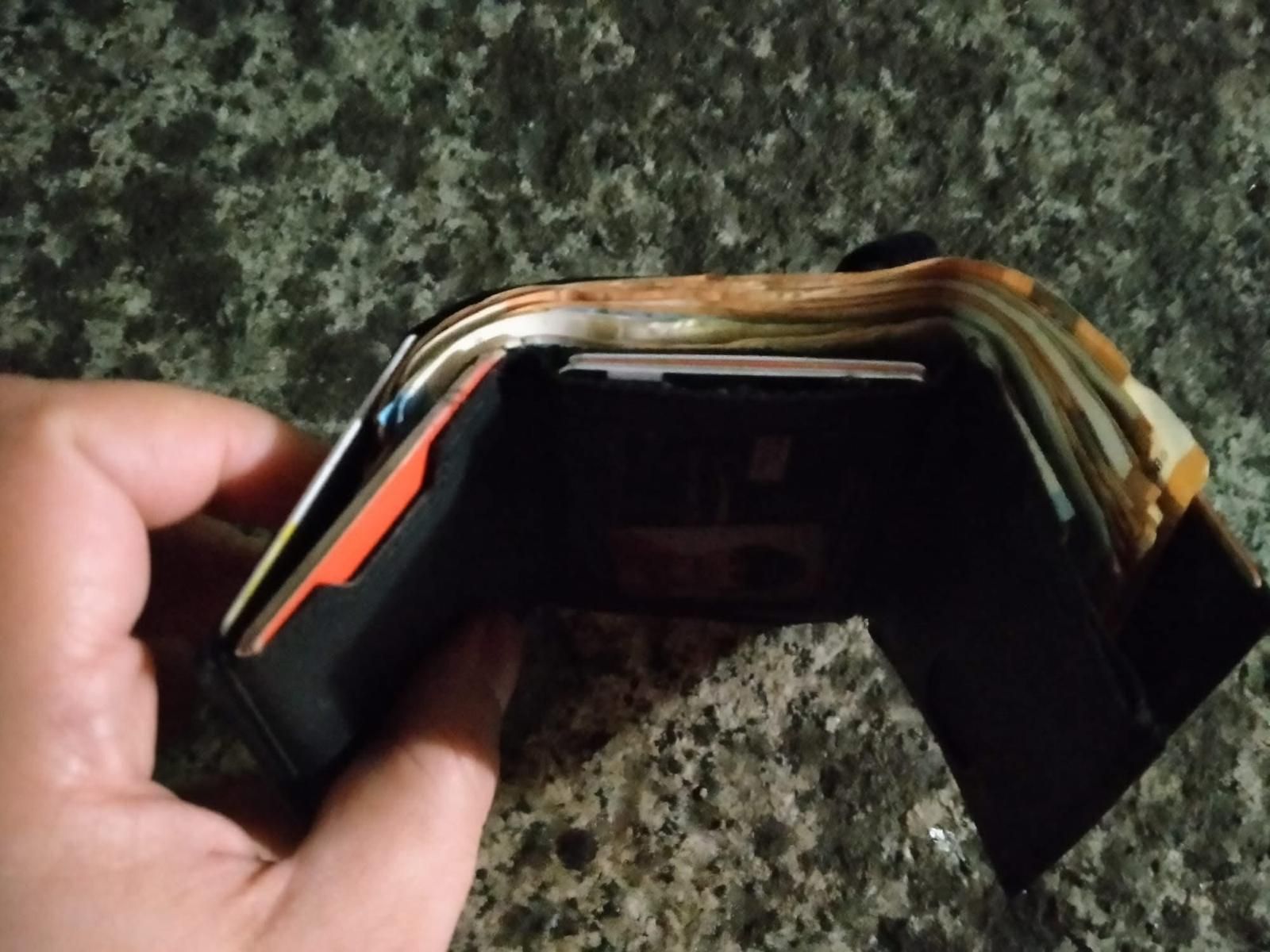 La cartera encontrada con el dinero.