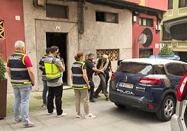 Momento de la detención del principal sospechoso, en la calle Contracay, en Gijón.