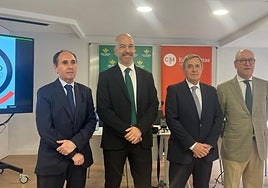 Amalio Miralles, socio del Grupo Lener; Mariano Espín, director comercial de Caja Rural de Asturias; Abel Fernández, decano del Colegio de Economistas de Asturias y Santiago Álvarez, coordinador del Económetro y vocal del Colegio de Economistas de Asturias.