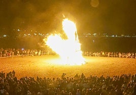 El fuego purifica Gijón en la noche de San Juan