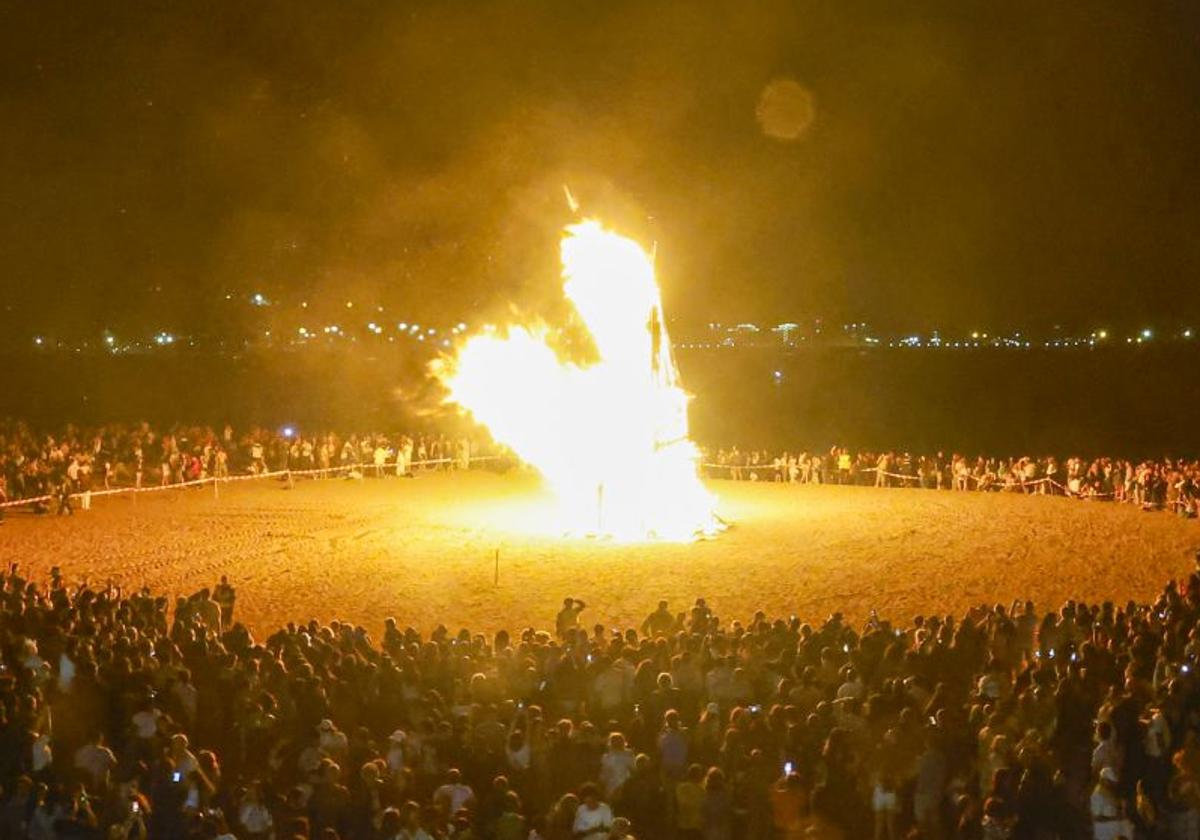 El fuego purifica Gijón en la noche de San Juan