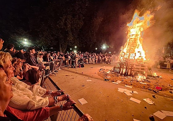 Hoguera en la plaza Pedro Menéndez de Avilés.